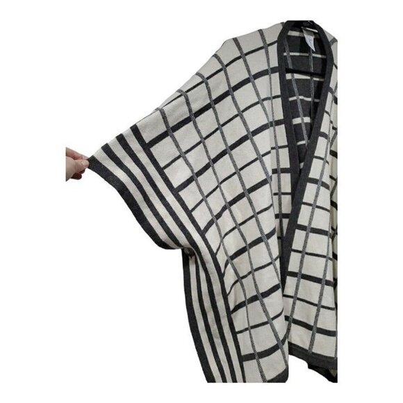 Cabi Reversible Tower Wrap Cream Grey Poncho Sweater Women's Size M/L - Picture 3 of 10